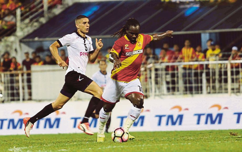 DOE (kanan) jaring gol kedua Selangor.