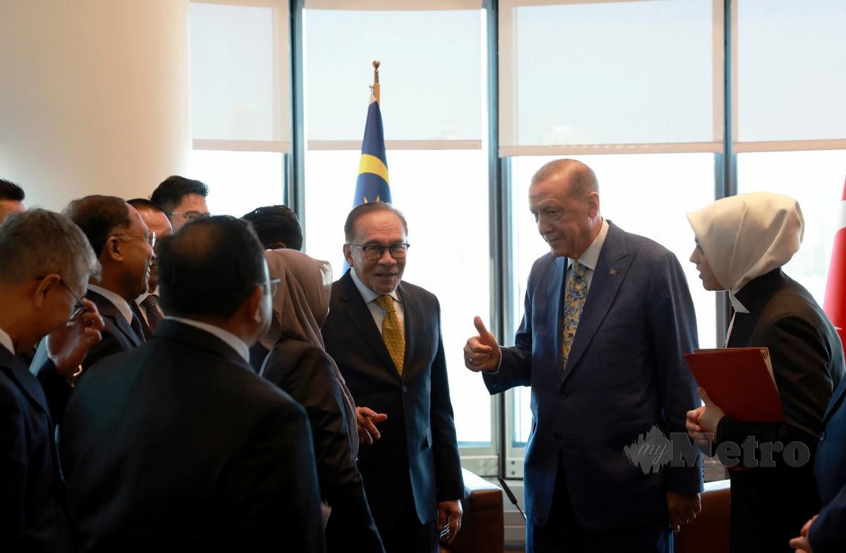 ANWAR (tiga dari kanan) bersama Erdogan (dua dari kanan) beramah mesra dengan delegasi Malaysia.