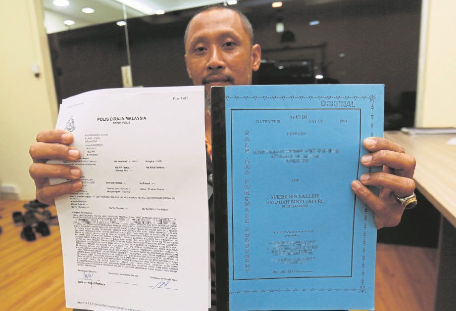 SUKIMI menunjukkan dokumen perjanjian rumah dan laporan polis berkaitan pembelian sebuah apartmen di Pulau Indah, Klang, Selangor.