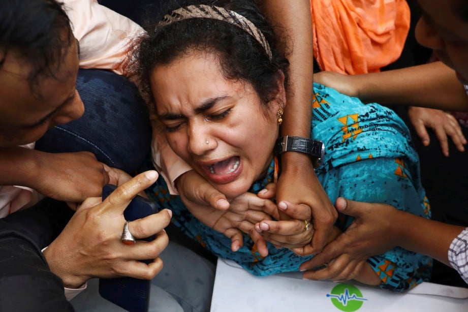 ANGGOTA keluarga meratapi kematian mangsa.FOTO Reuters