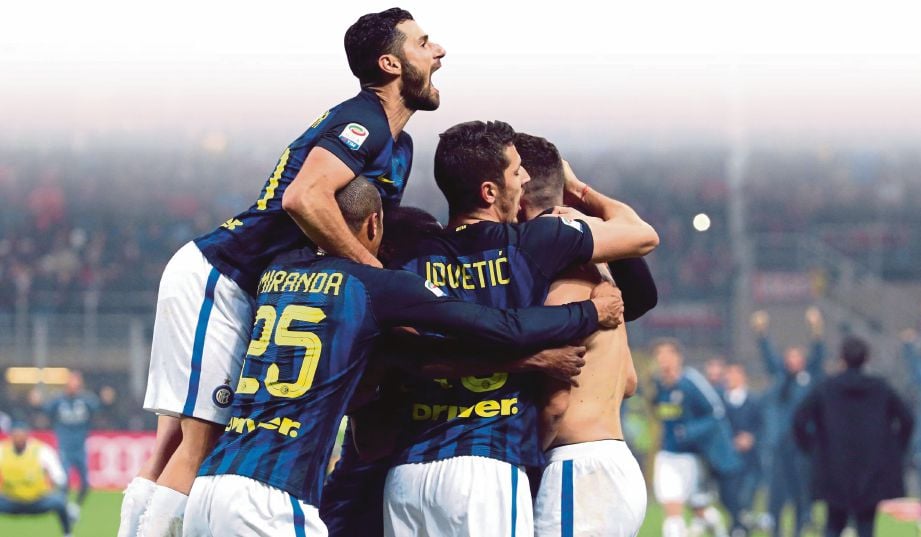  PEMAIN Inter meraikan gol penyamaan.