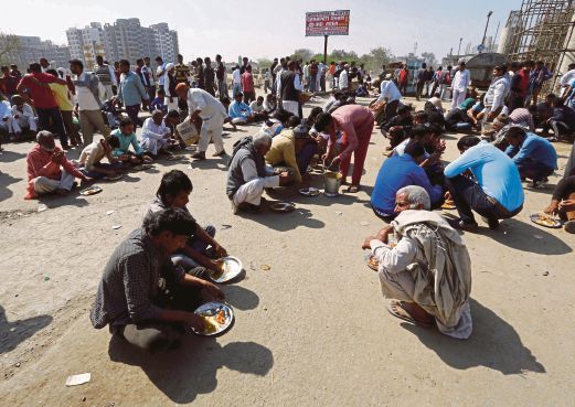 PENUNJUK perasaan Jat makan di tengah lebuh raya Delhi-Haryana yang disekat mereka.
