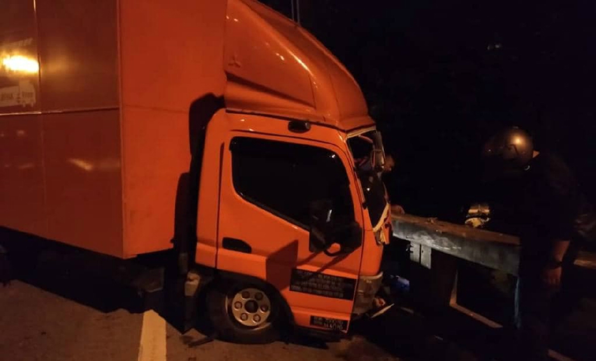 KEADAAN lori dipandu mangsa selepas terbabit kemalangan di KM 137 Lebuhraya Utara Selatan, awal pagi hari ini. FOTO Ihsan Pembaca.