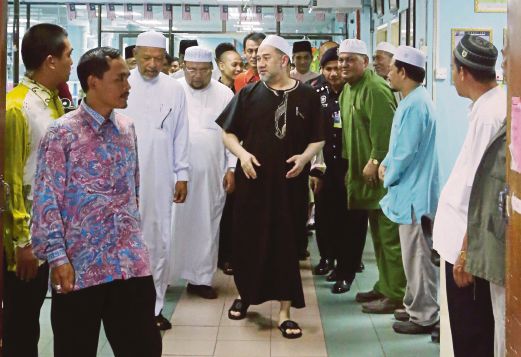 SULTAN Muhammad V berkenan melawat Nik Abdul Aziz diiringi Ahmad Yakob (tiga dari kiri), kelmarin. 