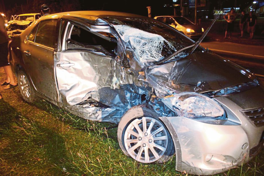 KEADAAN kereta  mangsa yang remuk selepas terbabit dalam kemalangan di Jalan Penampang.