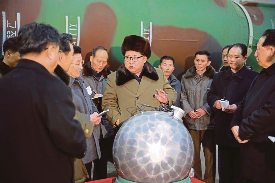 KIM Jong-Un umum akan hentikan ujian peluru berpandu balistik nuklear dan memerintahkan penutupan tapak ujian atom milik Korea Utara. - EPA-EFE