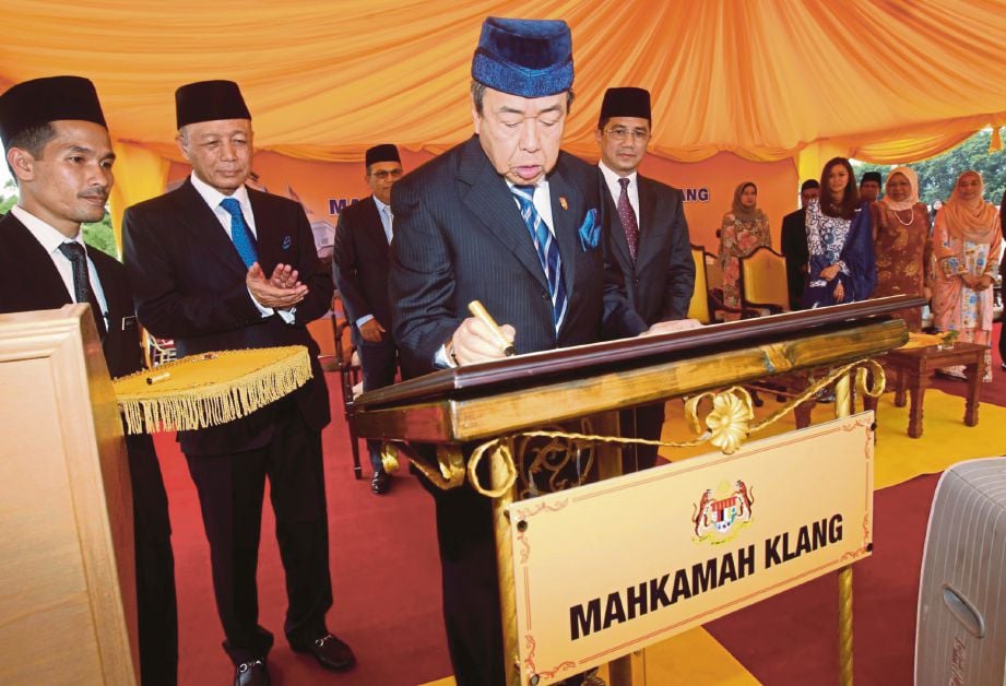 SULTAN Sharafuddin berkenan merasmikan bangunan baru Mahkamah Klang.