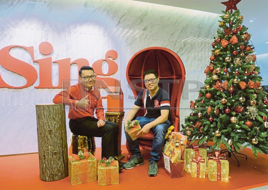WONG (kanan) berkongsi pengalaman pendaftaran atas taliannya di Wisma Mah Sing, Kuala Lumpur bersama Pengurus Besar Jualan dan Pemasaran Mah Sing, Chris Chen Weng Hong.