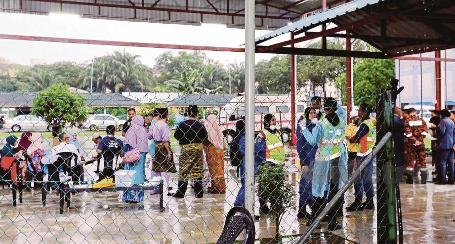WARGA Sekolah Agama Taman Mawar, Pasir Gudang berkumpul di hadapan sekolah  selepas menerima laporan murid mengalami sesak nafas dan sakit kepala, kelmarin.