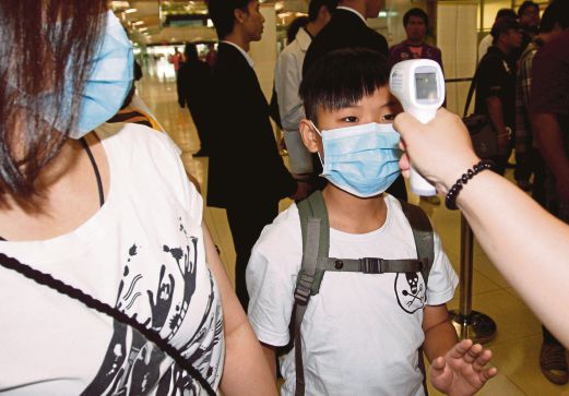 SEORANG budak diperiksa oleh pegawai Thai ketika tiba di Lapangan Terbang Antarabangsa Suvarnabhumi, Bangkok, semalam. 