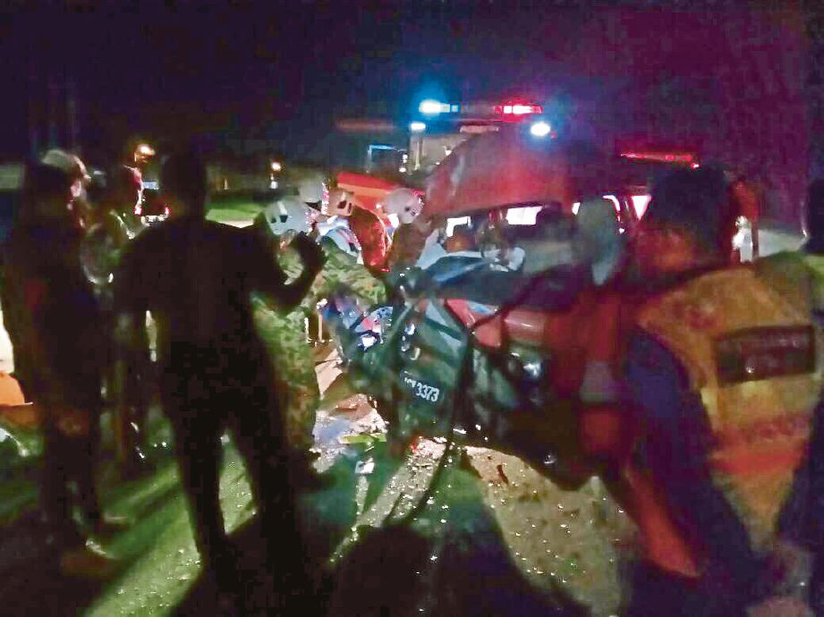 ANGGOTA bomba berusaha mengeluarkan mangsa yang tersepit dalam  kemalangan di Kilometer 90, Jalan Ipoh-Kuala Lumpur arah utara.