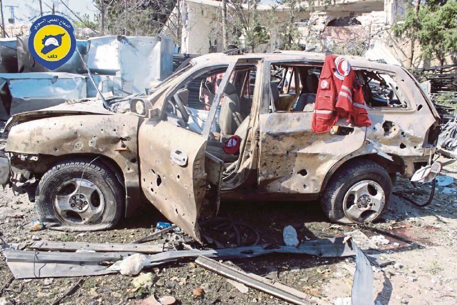 KEADAAN sebuah kereta yang musnah dalam serangan udara di Aleppo, semalam. - EPA  