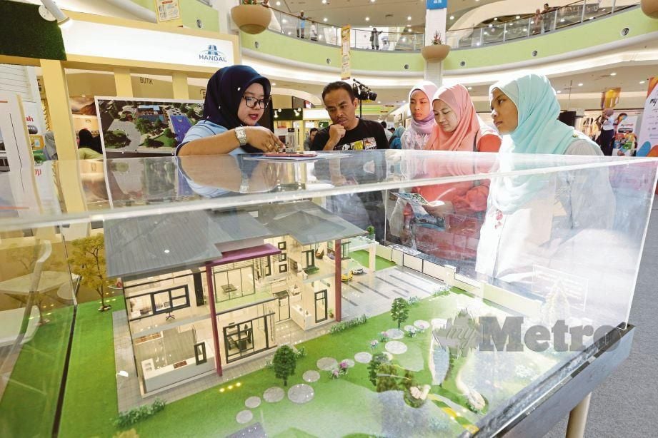 PENGUNJUNG melihat replika rumah di gerai pameran Handal Group pada  pameran hartanah MyRumah 2019 di Pusat Beli-Belah Aeon Bandaraya Melaka. FOTO Khairunisah Lokman