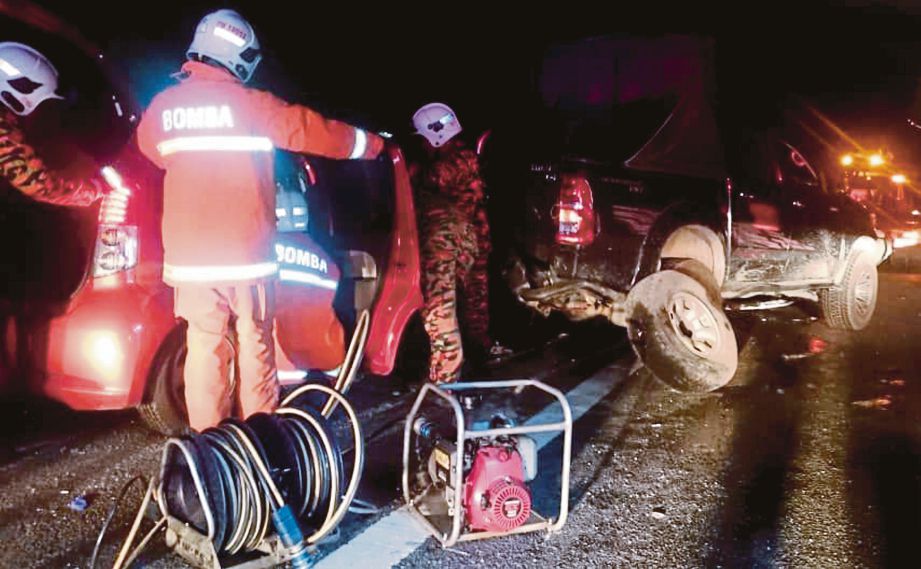 ANGGOTA bomba berusaha mengeluarkan pemandu kereta Perodua Myvi yang tersepit akibat kemalangan di Bukit Beruntung.