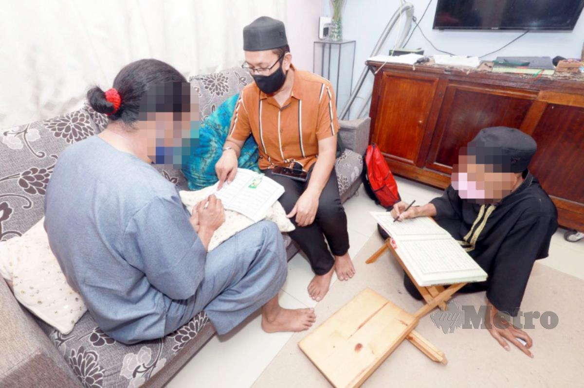 CIK Nor (kanan) ketika mengikuti kelas al-Quran. FOTO MOHD RAFI MAMAT
