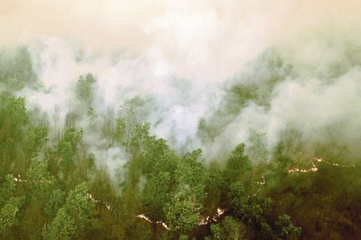 GAMBAR yang dirakam dari helikopter semalam menunjukkan kebakaran hutan di Ogan Komering Ilir, Sumatera Selatan.