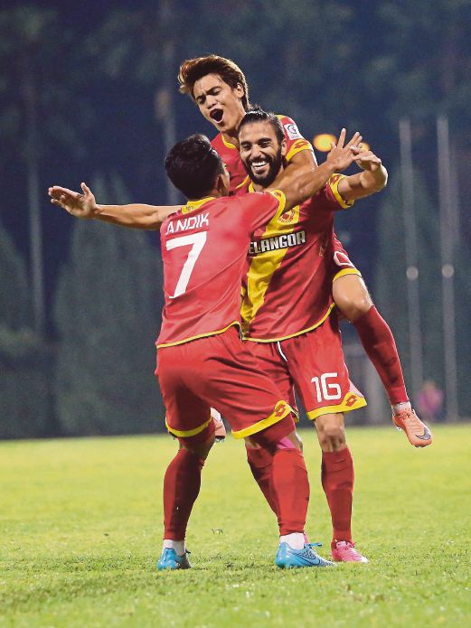 OLIVI (tengah) dipeluk Andik dan Nazmi Faiz selepas menjaringkan gol.
