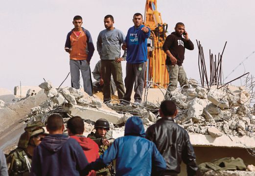 RAKYAT Palestin bertengkar dengan askar Israel yang datang memusnahkan sebuah kediaman di Biet Ula. 