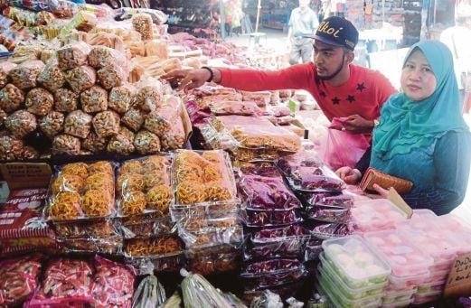  pengunjung  membeli-belah   di Pasar  Payang. 