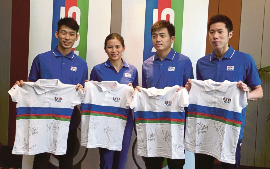 DARI kiri  Peng Soon,  Liu Ying,  Wee Kiong dan  V Shem di majlis pelantikan Duta 100Plus bersama  BAM semalam.