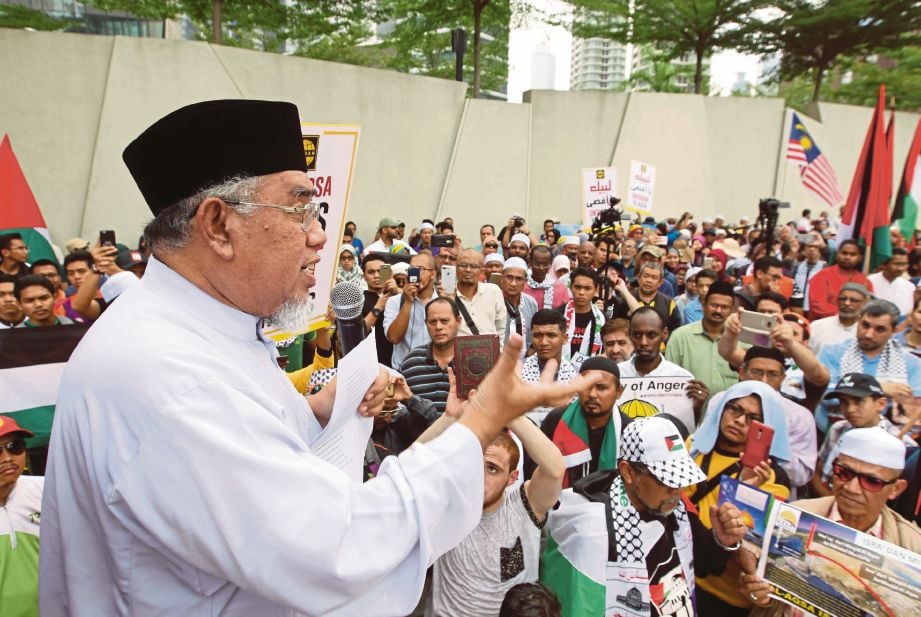 Mohd Azmi  menyampaikan amanat sempena perhimpunan aman Untukmu Ya Al-Aqsa di hadapan Kedutaan Amerika Syarikat.