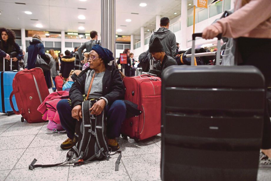 LEBIH 100,000 penumpang terkandas di Lapangan Terbang Gatwick - AFP