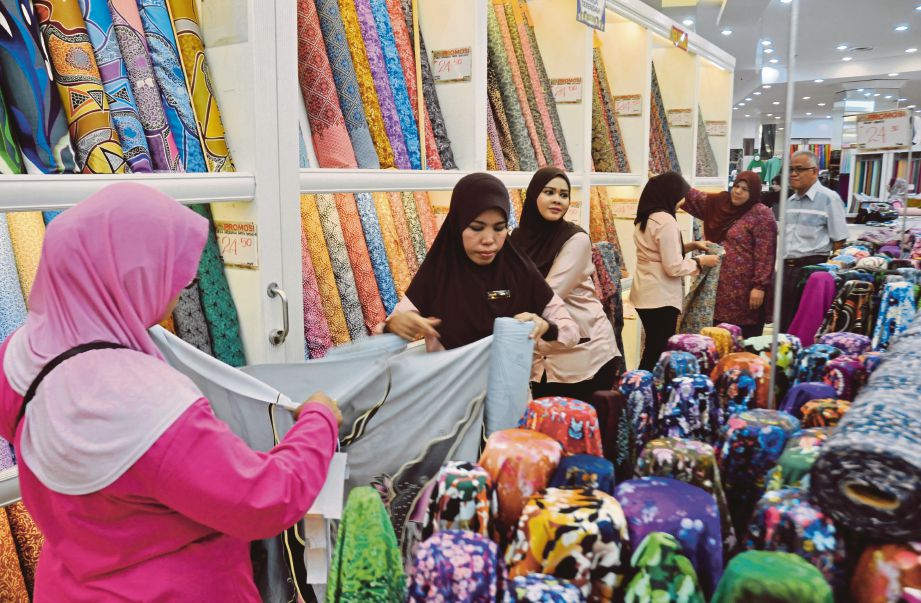Jakel  menawarkan potongan harga rendah bagi pelanggan  di Pasaraya Jakel, Jalan Munshi Abdullah. 
