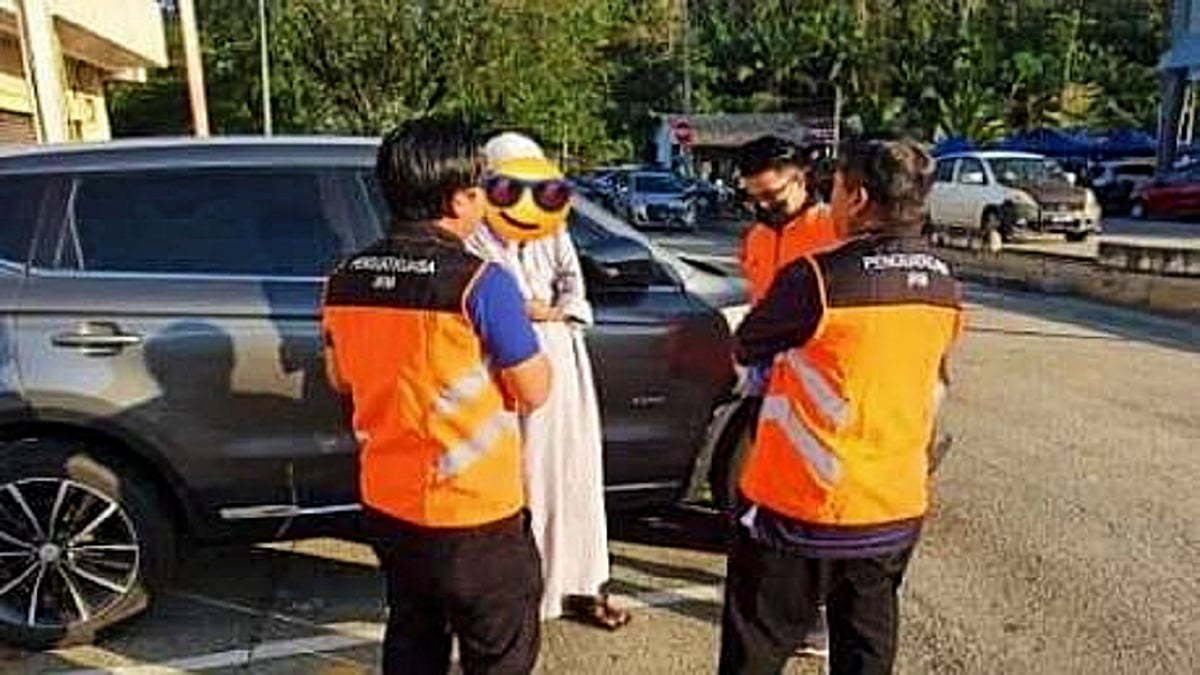 PENGUAT kuasa JKM Maran menyoal siasat lelaki yang dikesan mengemis dan mampu membeli SUV Proton X70. FOTO Ihsan JKM Maran.