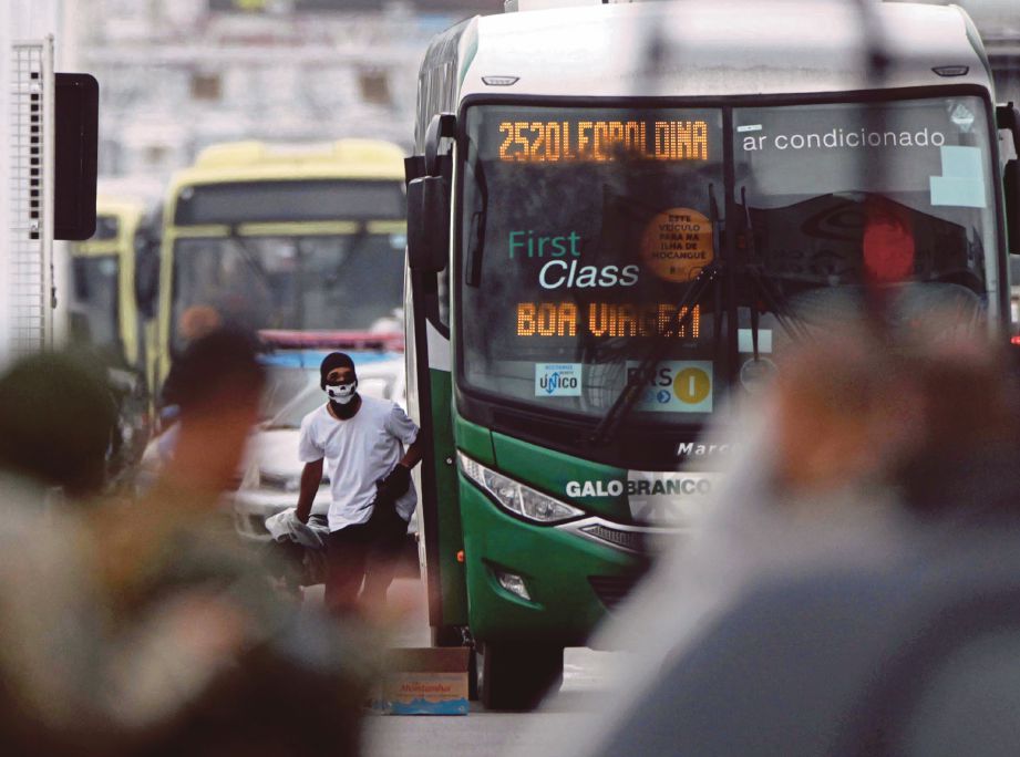 DA Silva memakai topeng, berbaju putih dan berseluar hitam, menahan 37 penumpang di dalam bas. FOTO Agensi