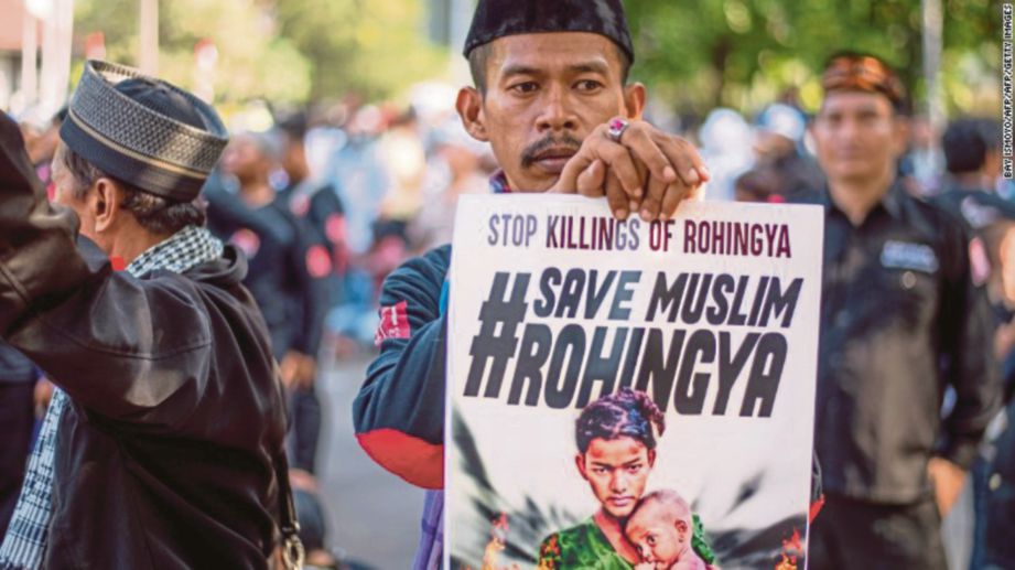 SEORANG lelaki memegang poster ketika menyertai tunjuk perasaan membantah tentera Myanmar di Jakarta, Indonesia pada 8 September 2017. - AFP