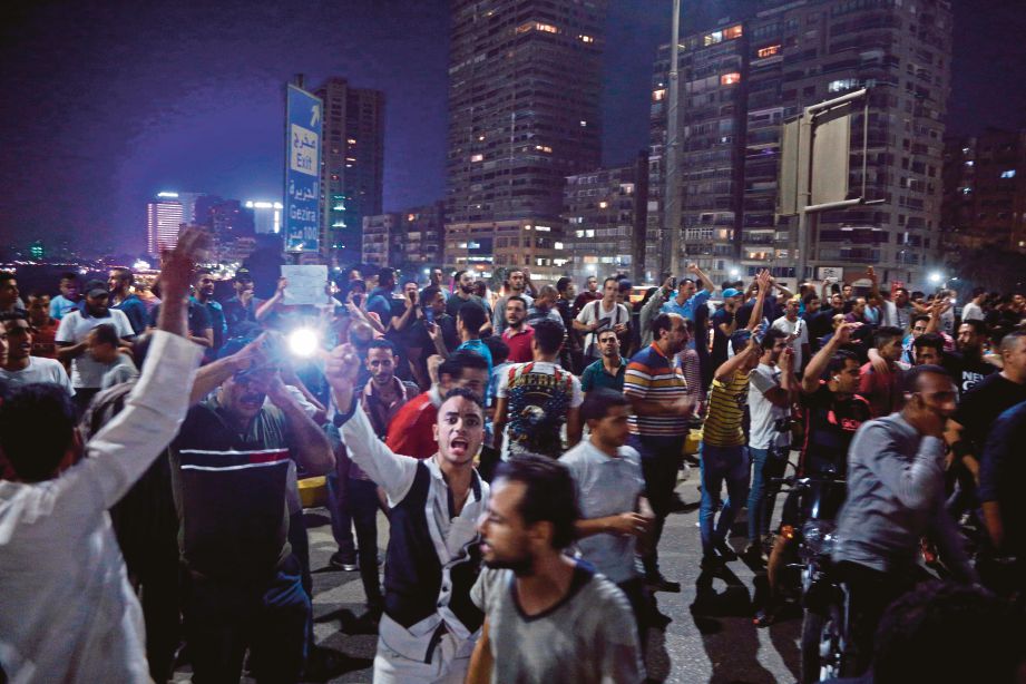 RATUSAN penunjuk perasaan berarak di jalanan Kaherah sambil melaungkan slogan ‘Pergi Sisi!”. - AFP