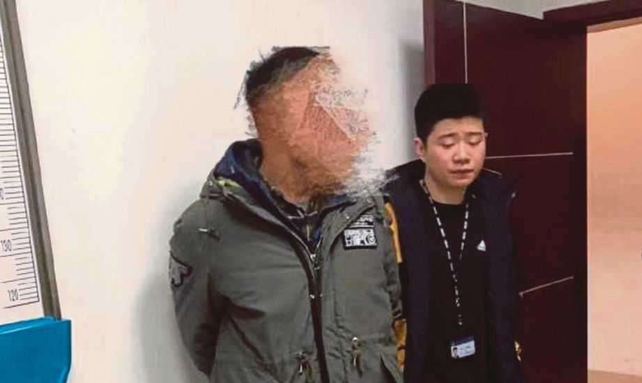 SUSPEK ditahan polis selepas videonya memukul bekas guru menjadi tular di media sosial. - Agensi
