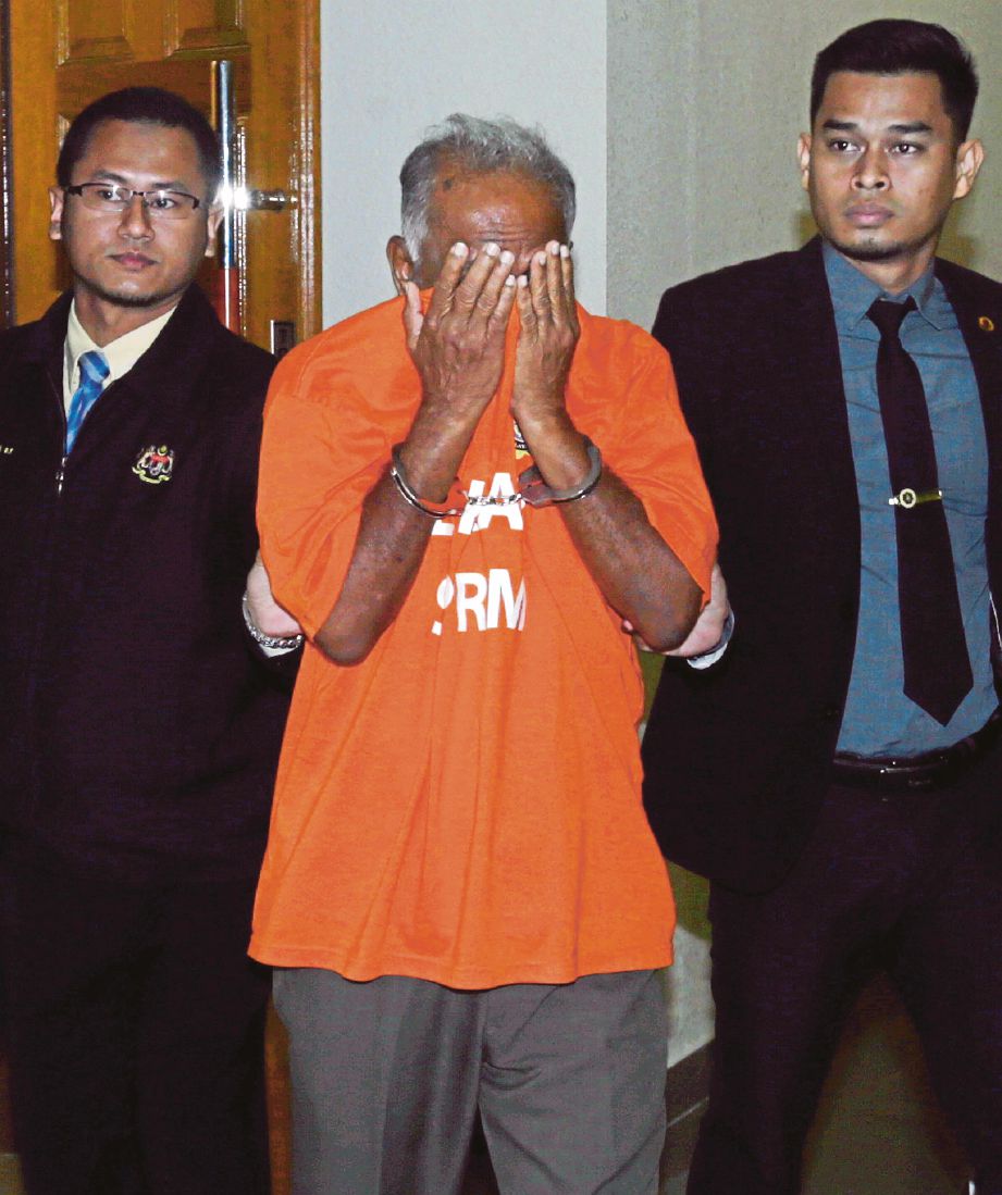 MUTHUSAMY yang mengaku bersalah diiringi dua anggota SPRM ketika dibawa ke  Mahkamah Sesyen Kuantan, semalam.
