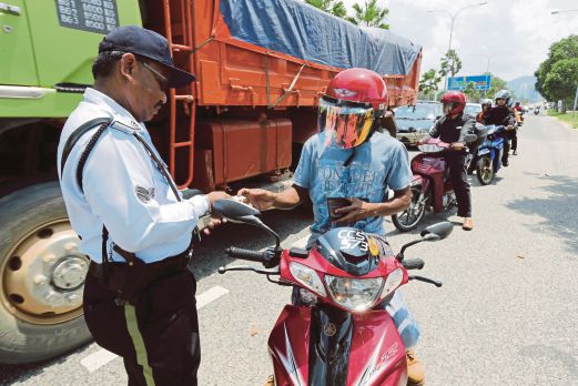 ANGGOTA polis  melakukan pemeriksaan  di Jalan Tanjung Lumpur, semalam.