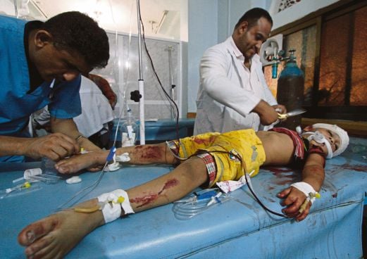 DOKTOR merawat luka seorang kanak-kanak yang cedera akibat letupan mortar ketika pertempuran antara pejuang Sunni dengan pemberontak Houthi di Taiz, bandar di barat daya Yaman, semalam. 