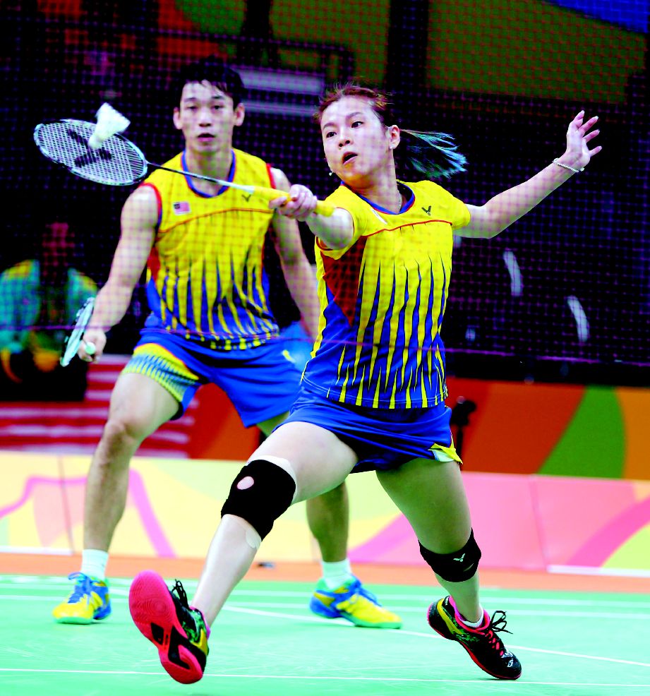 PENG Soon (kiri) dan Liu Ying turut mara ke pusingan kedua.