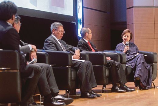 ZETI (kanan) memberi pandangan mengenai ekonomi semasa pada Forum Perkembangan Terkini Ekonomi Malaysia 2015, semalam. Dua dari kiri, Idris, Mustapa dan Wahid