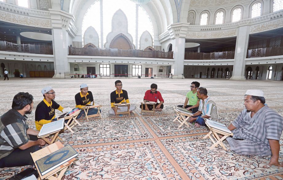 PESERTA  YDKMM mengikuti  aktiviti  tadabbur  al-Quran   sempena sambutan World Quran Hour yang diadakan serentak di seluruh negara di Masjid Wilayah, Kuala Lumpur. 
