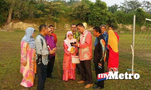 RUSNI (tiga dari kanan) mendengar penerangan pengurusan SK Chembong selepas melawat tempat kejadian pagi ini.