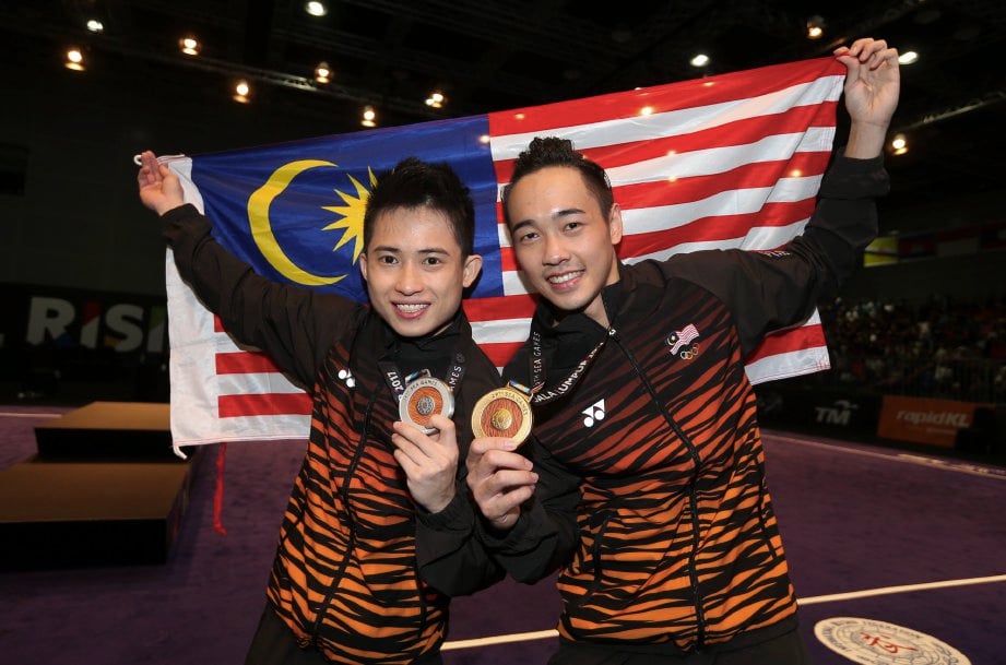 WAI Kin (kanan) Son Weng berpuas hati dengan pingat yang dimenangi.  