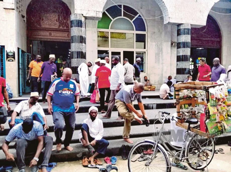 WARGA kota Dar es Salaam mengerumuni Masjid Mtoro untuk solat Zuhur.