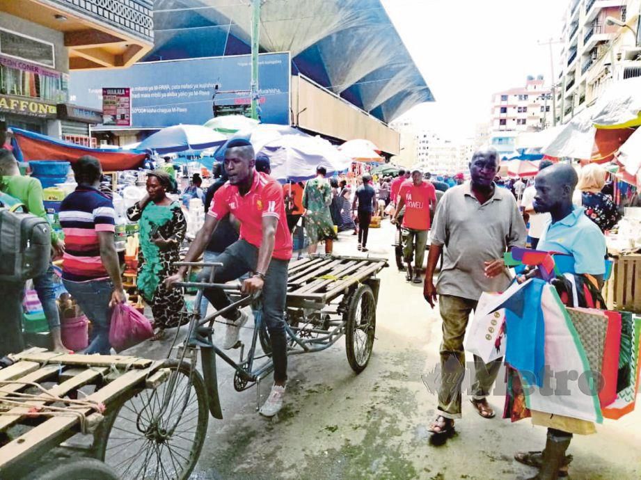 PEMANDANGAN ibu kota Dar es Salaam yang dipenuhi premis perniagaan dan penjaja bergerak.