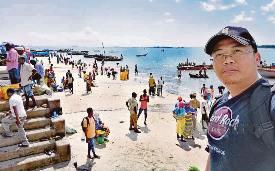 PENULIS sempat merakam momen nelayan menurunkan hasil laut di pesisir pantai bersebelahan Kivukoni Fish Market.