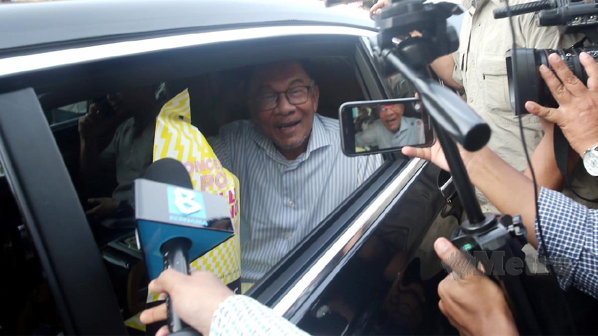 ANWAR dikerumuni media ketika meninggalkan pejabat Pengerusi Pakatan Harapan di Bukit Gasing, Petaling Jaya. FOTO Hairul Anuar Rahim