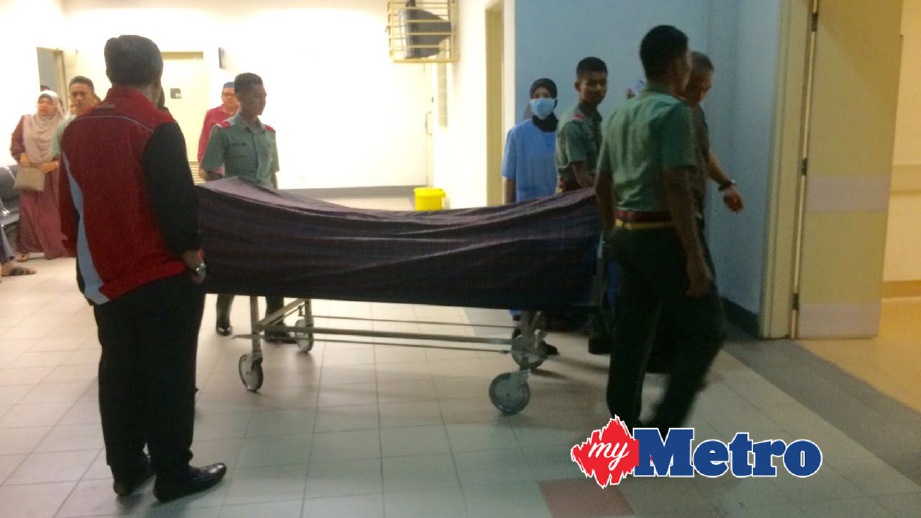 JENAZAH Allahyarham Ahmad Dzulfikri Hamidi dibawa keluar untuk dimandikan di Hospital Angkatan Tentera Sultan Mizan, Wangsa Maju. FOTO Ghazali Kori