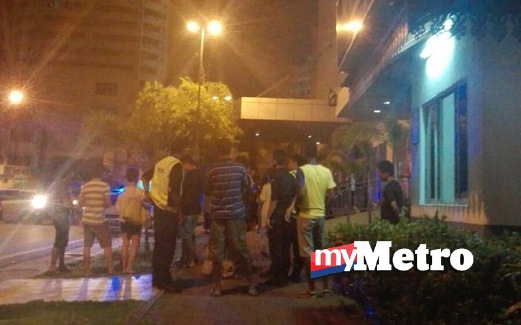 PENDUDUK Kondominium Pelangi berkumpul di luar bangunan selepas merasa gegaran. FOTO ihsan Kalbana Perimbanayangam