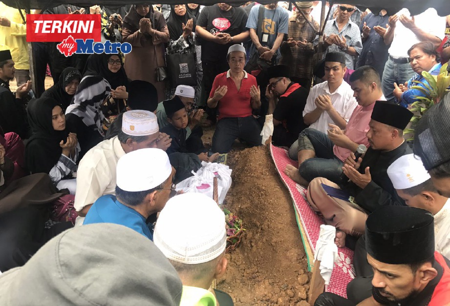 Jenazah allahyarham Tan Sri Jins Shamsuddin selamat dikebumikan di Tanah Perkuburan Islam Masjid Al Ridhuan. FOTO Mior Azlan Mior Kamarulbaid