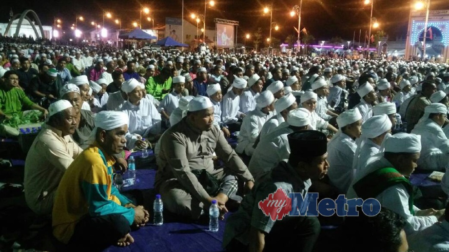 ANTARA masyarakat Islam yang hadir pada program Malam Kedah Berselawat sempena Ekspo Muafakat Kedah. FOTO Noorazura Abdul Rahman
