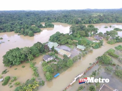 KEADAAN banjir di Kampung Melayu Pangkalan, Bau. pix ihsan JPAM