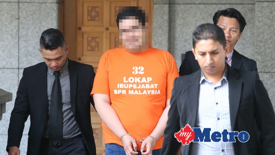 PEGAWAI SPRM membawa suspek untuk perintah tahanan reman di Mahkamah Majistret Putrajaya. FOTO Fariz Iswadi Ismail